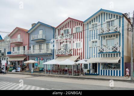 Costa Nova, Portugal. Maisons de plage colorées et traditionnelles à rayures sur la Costa Nova, Aveiro, Portugal. Banque D'Images