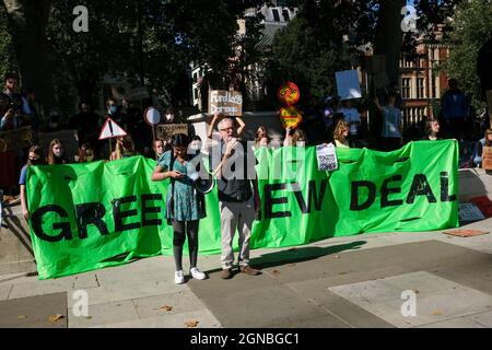 Parliament Square, Londres, Royaume-Uni. 24 septembre 2021. Le député Jeremy Corbyn. Les gens se réunissent pour les vendredis pour l'avenir, la grève mondiale du climat. Crédit : Matthew Chattle/Alay Live News Banque D'Images