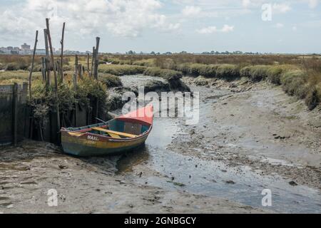 Vieux bateaux anciens laissés dans les marais salants, les marécages de la lagune d'Aveiro, réserve naturelle, Portugal. Banque D'Images