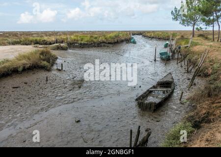 Vieux bateaux anciens laissés dans les marais salants, les marécages de la lagune d'Aveiro, réserve naturelle, Portugal. Banque D'Images