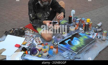 Riga, Lettonie - 10 septembre 2021. Gros plan d'un artiste-peintre de rue qui crée des œuvres merveilleuses, incroyablement expressives et aux couleurs vives de Banque D'Images