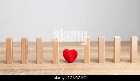 Un cœur rouge est le sens de l'amour et du moment doux. C'est entre le bois jenga comme l'amour est solitaire et le moment de risque. Banque D'Images