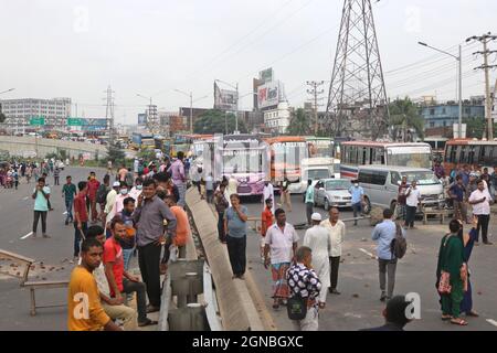 Non exclusif: NARAYANGANJ, BANGLADESH - 23 SEPTEMBRE 2021: Des travailleurs du vêtement bloquent la route Dhaka-Chittagong, pendant les émeutes pour exiger des increas Banque D'Images
