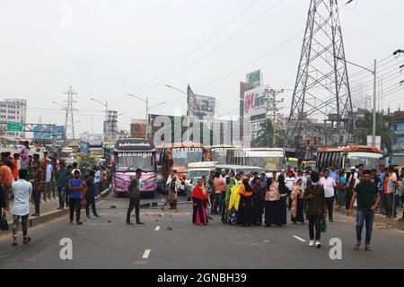Non exclusif: NARAYANGANJ, BANGLADESH - 23 SEPTEMBRE 2021: Des travailleurs du vêtement bloquent la route Dhaka-Chittagong, pendant les émeutes pour exiger des increas Banque D'Images