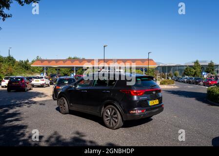 Southend on Sea, Essex, Royaume-Uni. 24 septembre 2021. Les retards dans l'approvisionnement en carburant des stations-service dus à la pénurie de conducteurs ont provoqué des achats de panique auprès des propriétaires de véhicules. Des files d'attente se sont formées à l'extérieur des stations-service avec des routes verrouillées à l'extérieur. Le magasin Tesco de Southend on Sea a vu des clients retardés d'atteindre le magasin alors qu'ils se sont enlisés dans la file d'attente pour les pompes Banque D'Images