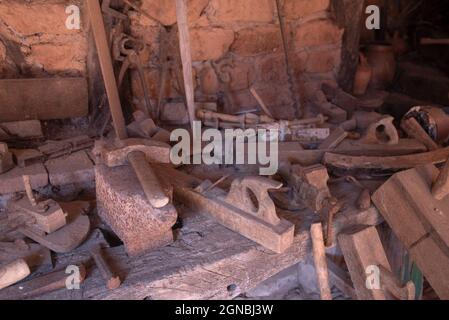 outils de travail dans un ancien atelier de menuiserie Banque D'Images