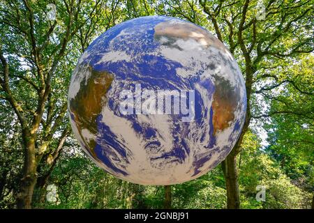 Symondsbury, Dorset, Royaume-Uni. 24 septembre 2021. Le globe de Gaia créé par Luke Jerram dans les bois sur le domaine de Symondsbury, près de Bridport à Dorset, dans le cadre du festival d'arts de la scène actif Inside Out Dorset. Crédit photo : Graham Hunt/Alamy Live News. Banque D'Images