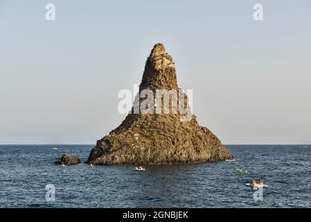 Faraglione Grande, une des Faraglioni ou Isole dei Ciclopi (îles Cyclopéennes), un groupe de piles de basalte volcanique au large d'ACI Trezza, Sicile, Italie Banque D'Images