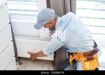 Portrait du radiateur de fixation par plombier mâle. Banque D'Images