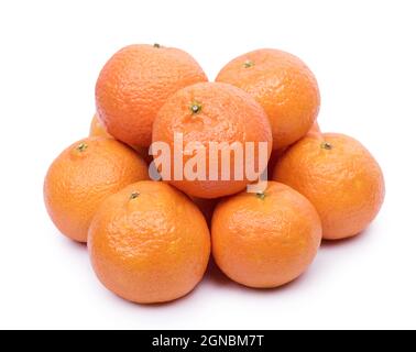 Tas de mandarines mûres isolées sur fond blanc Banque D'Images