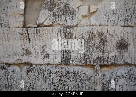 Ancien mur de marbre de Parian à Ramnous ancien site fortifié de l'Attique et le 6e c. C.-B. Sanctuaire d'ordre dorique de Nemesis à Attica, Grèce. Banque D'Images