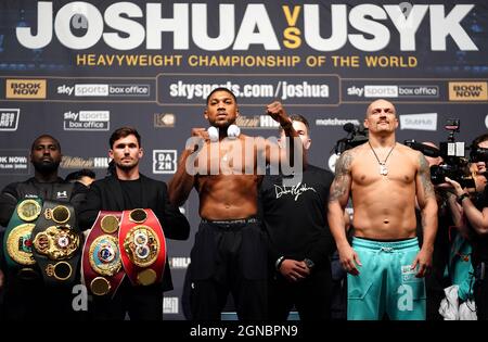 Anthony Joshua (à gauche) et Oleksandr Usyk pendant une pesée à l'O2 London. Date de la photo : vendredi 24 septembre 2021. Banque D'Images