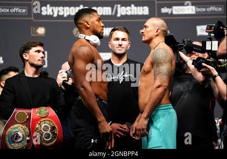 Anthony Joshua (à gauche) et Oleksandr Usyk pendant une pesée à l'O2 London. Date de la photo : vendredi 24 septembre 2021. Banque D'Images