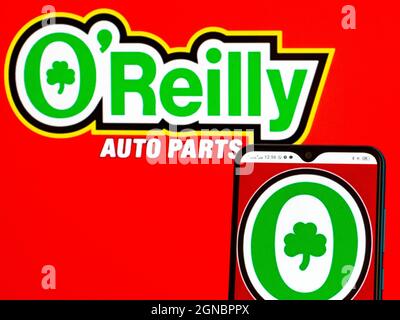 Dans cette illustration, le logo O’Reilly Automotive, Inc. Est affiché sur un smartphone et en arrière-plan. Banque D'Images