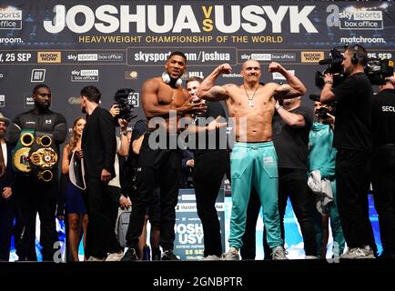 Anthony Joshua (à gauche) et Oleksandr Usyk pendant une pesée à l'O2 London. Date de la photo : vendredi 24 septembre 2021. Banque D'Images