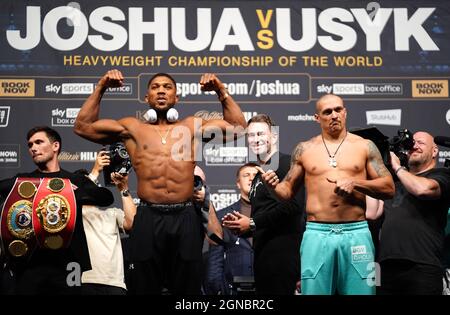 Anthony Joshua (à gauche) et Oleksandr Usyk pendant une pesée à l'O2 London. Date de la photo : vendredi 24 septembre 2021. Banque D'Images