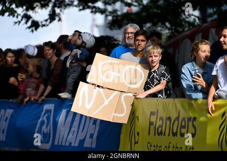 L'illustration montre des fans de cyclisme pendant la course sur route hommes U23 le sixième jour des Championnats du monde UCI Cyclisme sur route Flandre 2021, 160,9 Banque D'Images