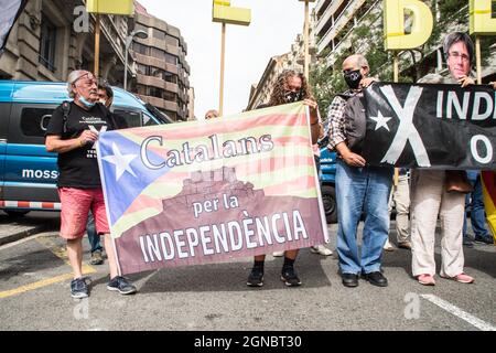 Barcelone, Espagne. 24 mars 2021. Des manifestants brandissent des banderoles pendant la manifestation.des groupes indépendantistes catalans manifestent devant le consulat italien à Barcelone après l'arrestation de l'ancien président catalan exilé Carles Puigdemont en Italie. (Photo de Thiago Prudencio/SOPA Images/Sipa USA) crédit: SIPA USA/Alay Live News Banque D'Images