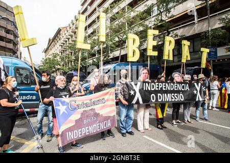 Barcelone, Espagne. 24 mars 2021. Des manifestants brandissent des banderoles et des panneaux pendant la manifestation.des groupes indépendantistes catalans manifestent devant le consulat italien de Barcelone après l'arrestation de l'ancien président catalan exilé Carles Puigdemont en Italie. (Photo de Thiago Prudencio/SOPA Images/Sipa USA) crédit: SIPA USA/Alay Live News Banque D'Images