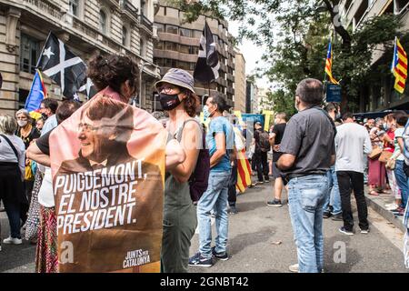 Barcelone, Espagne. 24 mars 2021. Des manifestants ont vu se rassembler devant le consulat italien à Barcelone pendant la manifestation.des groupes d'indépendance catalanes manifestent devant le consulat italien à Barcelone après l'arrestation de l'ancien président catalan exilé Carles Puigdemont en Italie. (Photo de Thiago Prudencio/SOPA Images/Sipa USA) crédit: SIPA USA/Alay Live News Banque D'Images