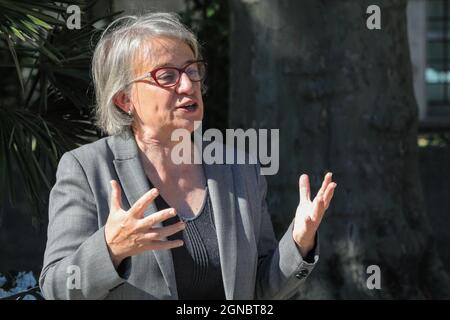 Westminster, Londres, Royaume-Uni. 24 septembre 2021. La baronne Natalie Bennett, ancienne dirigeante du Parti Vert, prend la parole à l'événement. Des activistes de nombreux groupes participent à la grève globale du climat, organisée par Fridays for future, sur la place du Parlement et autour de Westminster. Credit: Imagetraceur/Alamy Live News Banque D'Images