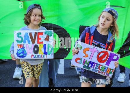 Westminster, Londres, Royaume-Uni. 24 septembre 2021. Des activistes de nombreux groupes participent à la grève globale du climat, organisée par Fridays for future, sur la place du Parlement et autour de Westminster. Credit: Imagetraceur/Alamy Live News Banque D'Images