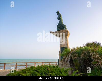 Statue d'El Hombre del Mar (l'Homme de la Mer) du sculpteur Josep Ricart i Maimar sur le front de mer de Torrevieja, Costa Blanca, Espagne. Banque D'Images