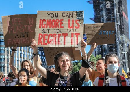 Westminster, Londres, Royaume-Uni. 24 septembre 2021. Des activistes de nombreux groupes participent à la grève globale du climat, organisée par Fridays for future, sur la place du Parlement et autour de Westminster. Credit: Imagetraceur/Alamy Live News Banque D'Images