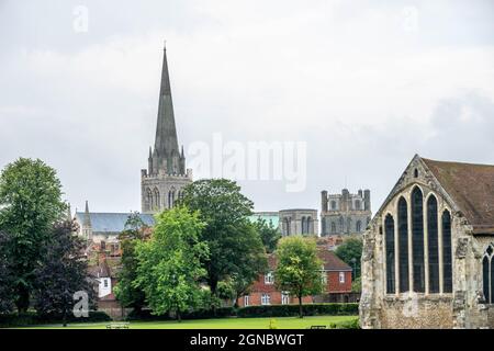 Vue sur la cathédrale de Chichester depuis le Priory Park à Chichester West Sussex, Angleterre Banque D'Images