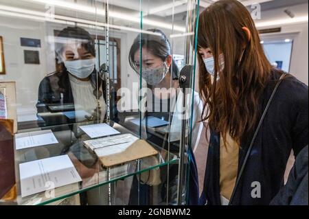 Londres, Royaume-Uni. 24 septembre 2021. Les touristes japonais sont fascinés par certains des nombreux livres - Prévisualisez la collection de magicien légendaire, Ricky Jay sur le spectacle à Sotheby's New Bond Street Galleries, Londres. Il s'étend sur l'histoire de la magie et propose des livres sur la magie, des affiches Harry Houdini et des articles de théâtre du XVIIIe siècle. La vente a lieu le 27/8 octobre, à New York. Crédit : Guy Bell/Alay Live News Banque D'Images