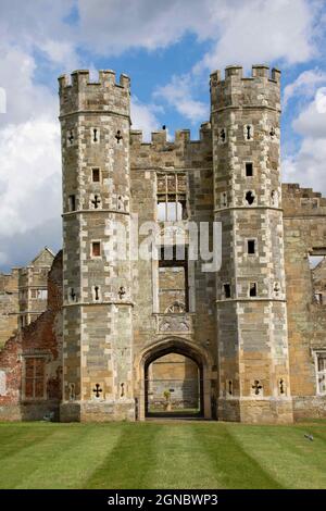 Les ruines du patrimoine de Cowdray sont l'une des plus importantes maisons Tudor d'Angleterre Banque D'Images