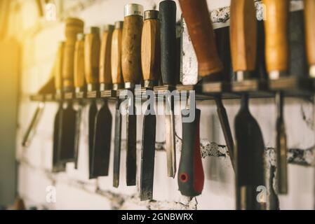 Savoir-faire et concept fait main. Outils de sculpture en bois. Atelier de menuiserie. Burins, scies et couteaux pour le travail du bois Banque D'Images