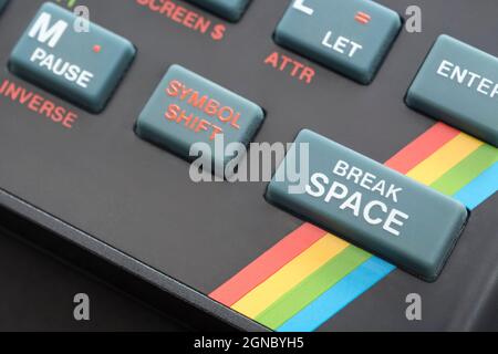 Gros plan du clavier Sinclair ZX Spectrum. Se concentrer sur la touche de commande espace DE BASE. Ordinateur personnel vintage 8 bits des années 1980 (voir Notes). Banque D'Images