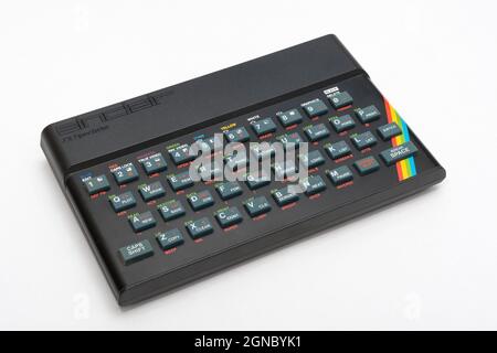 1982 Sinclair ZX Spectrum sur fond blanc cassé. Ordinateur domestique 8 bits ancien / ancien avec flash arc-en-ciel distinctif. A inspiré une génération. Banque D'Images