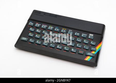 1982 Sinclair ZX Spectrum sur fond blanc cassé. Ordinateur domestique 8 bits ancien / ancien avec flash arc-en-ciel distinctif. A inspiré une génération. Banque D'Images