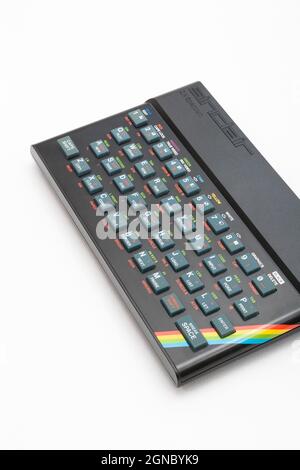 1982 Sinclair ZX Spectrum sur fond blanc cassé. Ordinateur domestique 8 bits ancien / ancien avec flash arc-en-ciel distinctif. A inspiré une génération. Banque D'Images