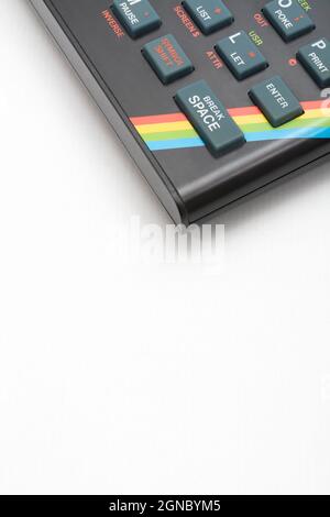 1982 Sinclair ZX Spectrum sur fond blanc cassé. Ordinateur domestique 8 bits ancien / ancien avec flash arc-en-ciel distinctif. A inspiré une génération. Banque D'Images