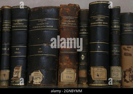 Pile de vieux livres grecs Banque D'Images