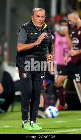 SALERNO, ITALIE - SEPTEMBRE 18: Fabrizio Castori entraîneur en chef des États-Unis Salernitana réagit, pendant la série Un match entre les États-Unis Salernitana et Atalanta BC au Stadio Arechi le 18 septembre 2021 à Salerno, Italie. (Photo par MB Media) Banque D'Images