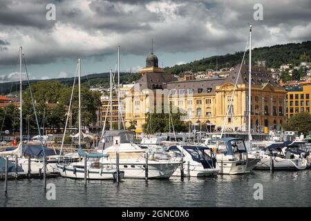 Neuchâtel sur le lac de Neuchâtel en Suisse. Banque D'Images