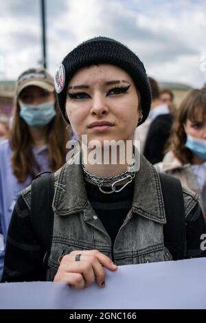 Varsovie, Pologne. 24 septembre 2021. Un manifestant se penche pendant la manifestation.des milliers d'enfants, d'élèves et d'étudiants ont participé à une marche à Varsovie - organisée par MSK - Mlodziezowy Strajk Klimatyczny (grève des jeunes pour le climat) - qui fait partie des manifestations mondiales contre le changement climatique du vendredi de l'avenir. Les manifestants demandent aux politiciens de prendre des mesures en matière de réchauffement climatique, de pollution de l'air et de la terre. Crédit : SOPA Images Limited/Alamy Live News Banque D'Images