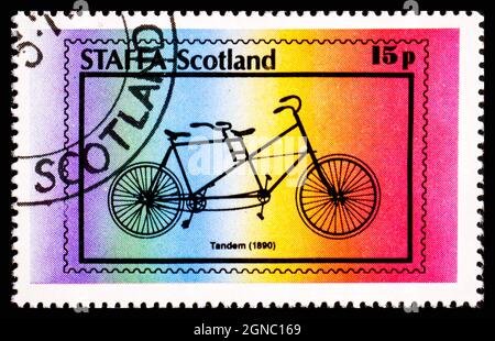 STAFFA, ÉCOSSE - VERS 1978: Un timbre imprimé en Écosse montre Tandem 1890 Banque D'Images