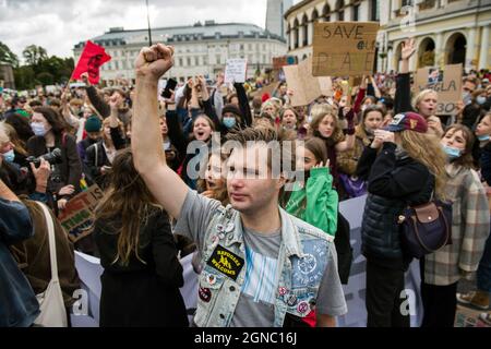 Varsovie, Pologne. 24 septembre 2021. Un manifestant fait un geste pendant la manifestation.des milliers d'enfants, d'élèves et d'étudiants ont pris part à une marche à Varsovie - organisée par MSK - Mlodziezowy Strajk Klimatyczny (grève des jeunes pour le climat) - qui fait partie des manifestations mondiales contre le changement climatique du vendredi de l'avenir. Les manifestants demandent aux politiciens de prendre des mesures en matière de réchauffement climatique, de pollution de l'air et de la terre. Crédit : SOPA Images Limited/Alamy Live News Banque D'Images