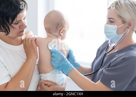 Médecin donnant bébé fille de vérifier dans le bureau du médecin Banque D'Images