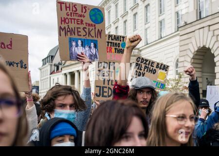 Des milliers d'enfants, d'élèves et d'étudiants ont participé à une marche organisée par MSK - Mlodziezowy Strajk Klimatyczny (grève des jeunes pour le climat) - qui fait partie des manifestations mondiales contre le changement climatique organisées le vendredi de l'avenir. Les manifestants demandent aux politiciens de prendre des mesures en matière de réchauffement climatique, de pollution de l'air et de la terre. (Photo par Attila Husejnow / SOPA Images/Sipa USA) Banque D'Images