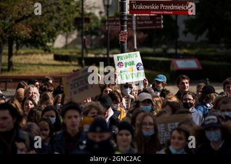 Des milliers d'enfants, d'élèves et d'étudiants ont participé à une marche organisée par MSK - Mlodziezowy Strajk Klimatyczny (grève des jeunes pour le climat) - qui fait partie des manifestations mondiales contre le changement climatique organisées le vendredi de l'avenir. Les manifestants demandent aux politiciens de prendre des mesures en matière de réchauffement climatique, de pollution de l'air et de la terre. (Photo par Attila Husejnow / SOPA Images/Sipa USA) Banque D'Images