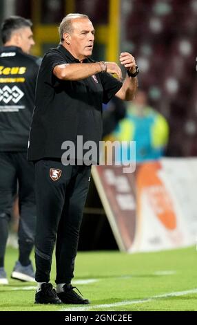 SALERNO, ITALIE - SEPTEMBRE 22: Fabrizio Castori entraîneur en chef des États-Unis Salerntana réagit, pendant la série Un match entre les États-Unis Salerntana et Hellas Verona FC au Stadio Arechi le 22 septembre 2021 à Salerno, Italie. (Photo par MB Media) Banque D'Images