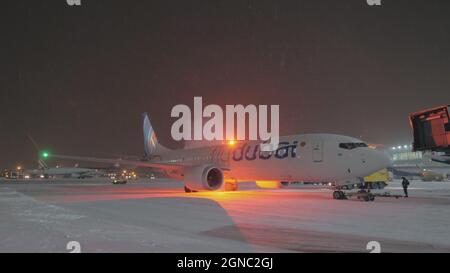 Flydubai Boeing 737 MAX-8 à l'aéroport la nuit d'hiver Banque D'Images