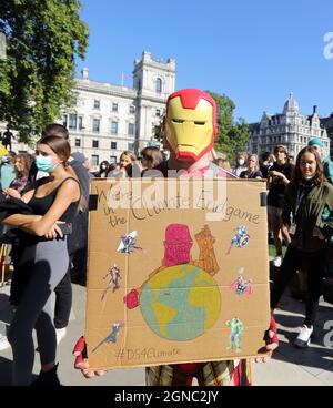 Londres, Angleterre, Royaume-Uni. 24 septembre 2021. Des étudiants manifestent contre le changement climatique dans le cadre de la journée de grève mondiale du climat en dehors du Parlement britannique. (Image de crédit : © Tayfun Salci/ZUMA Press Wire) Banque D'Images