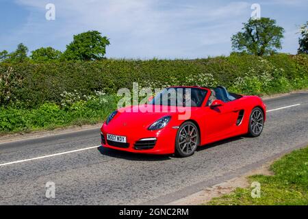 2013 rouge Porsche Boxster 24V S PDK automatique 7 vitesses, 3436cc 2DR cabrio en route vers Capesthorne Hall Classic May car show, Cheshire, Royaume-Uni Banque D'Images